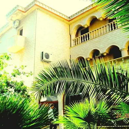 Ferrari 3* Τίρανα